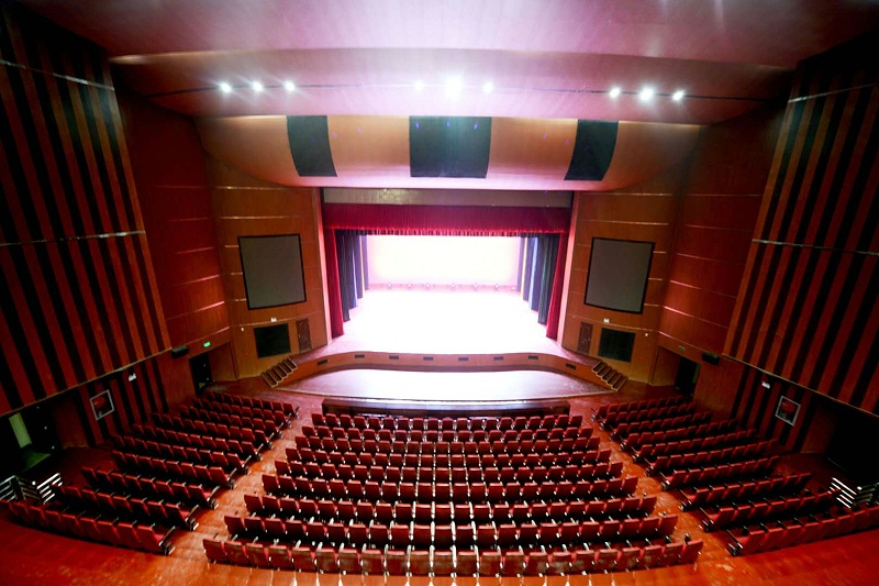 免费看片在线观看网站設備調控效果與舞台氣氛關係