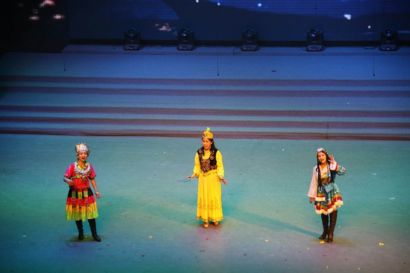 免费看片在线观看网站設備效果是營造舞台氣氛的重要手段